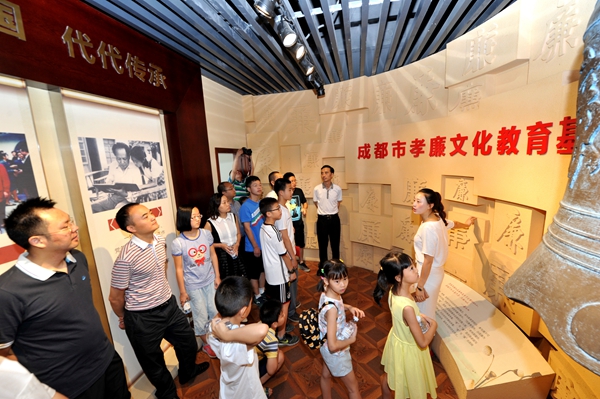 大邑“父親節(jié)”孩子送“潔禮”弘揚好家風(fēng)